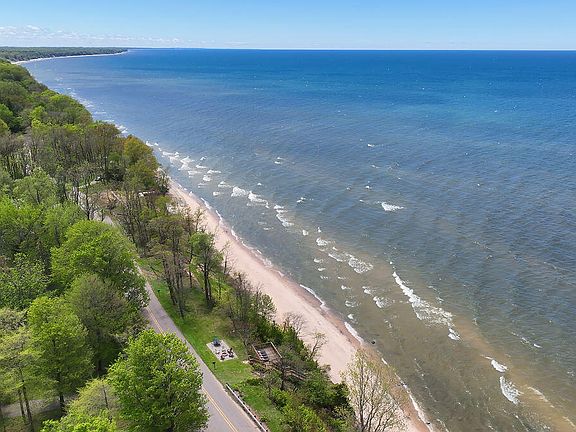 4th image of 2787 Lakeshore Dr