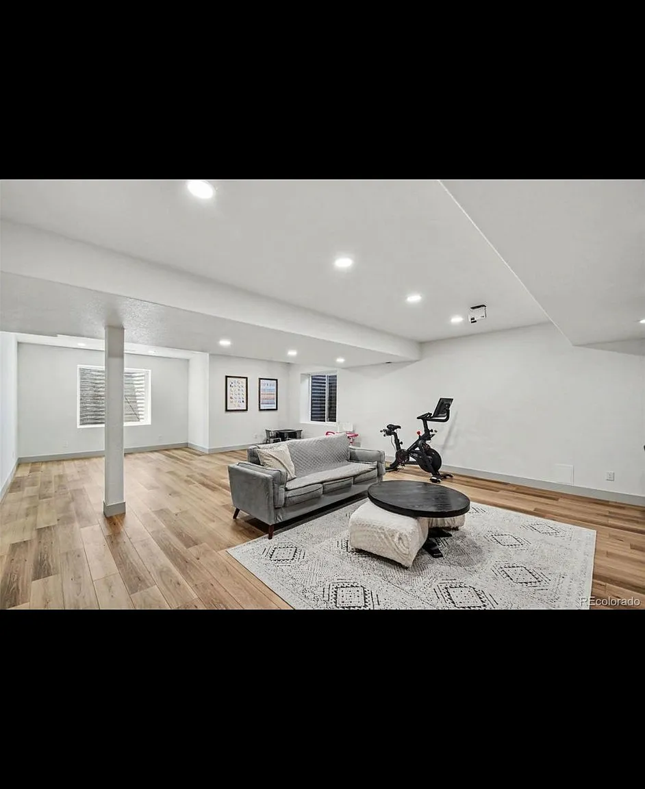 Vaulted ceilings, 4 car garage, double ovens, and permanent holiday lighting, what more van yiu ask! — Photo 4