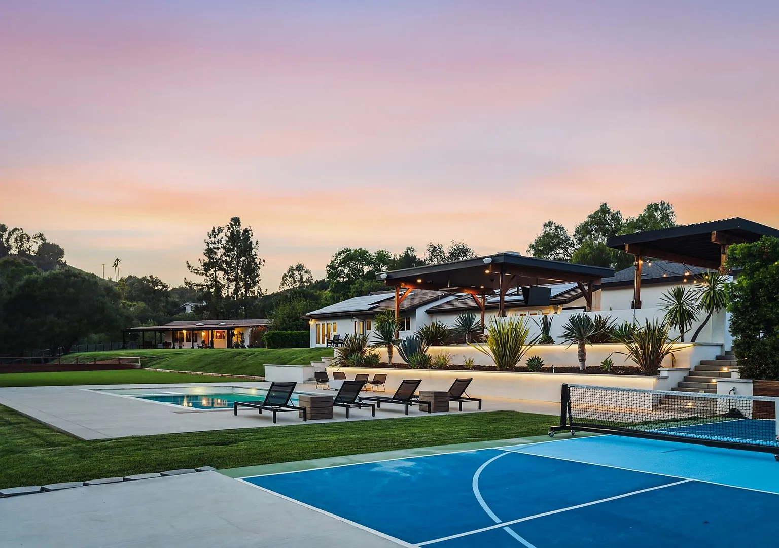 Private Resort-Style Estate on 2.5 Acres — Photo 4