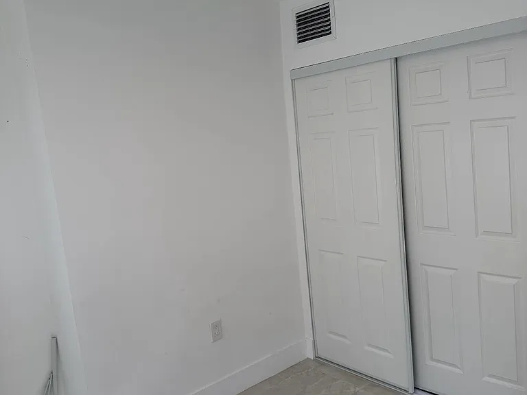 911 79th Ter #B — Photo 2