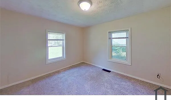 204 Elbring Dr — Photo 4