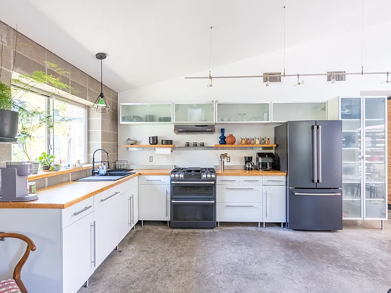 2202 Santa Rosa St — Photo 3
