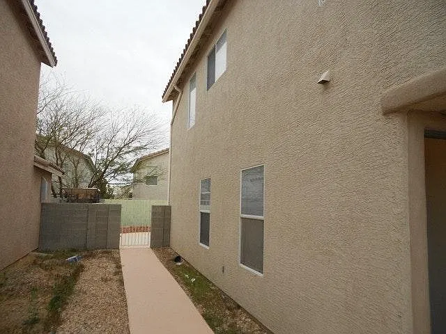 3 bed, 2.5 bath, 2040 sqft, $2,099 — Photo 2