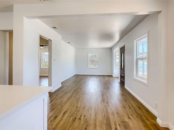 4th image of 1367 W 26th Pl