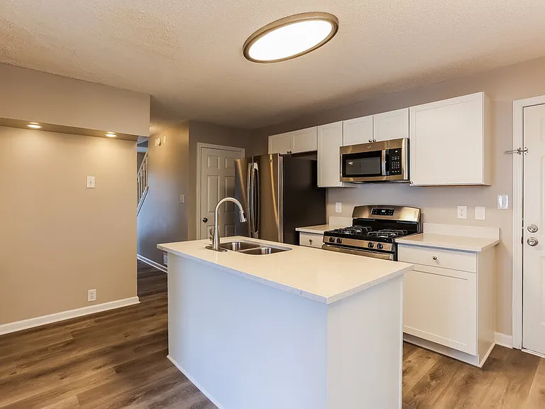 7317 Essex Dr — Photo 10