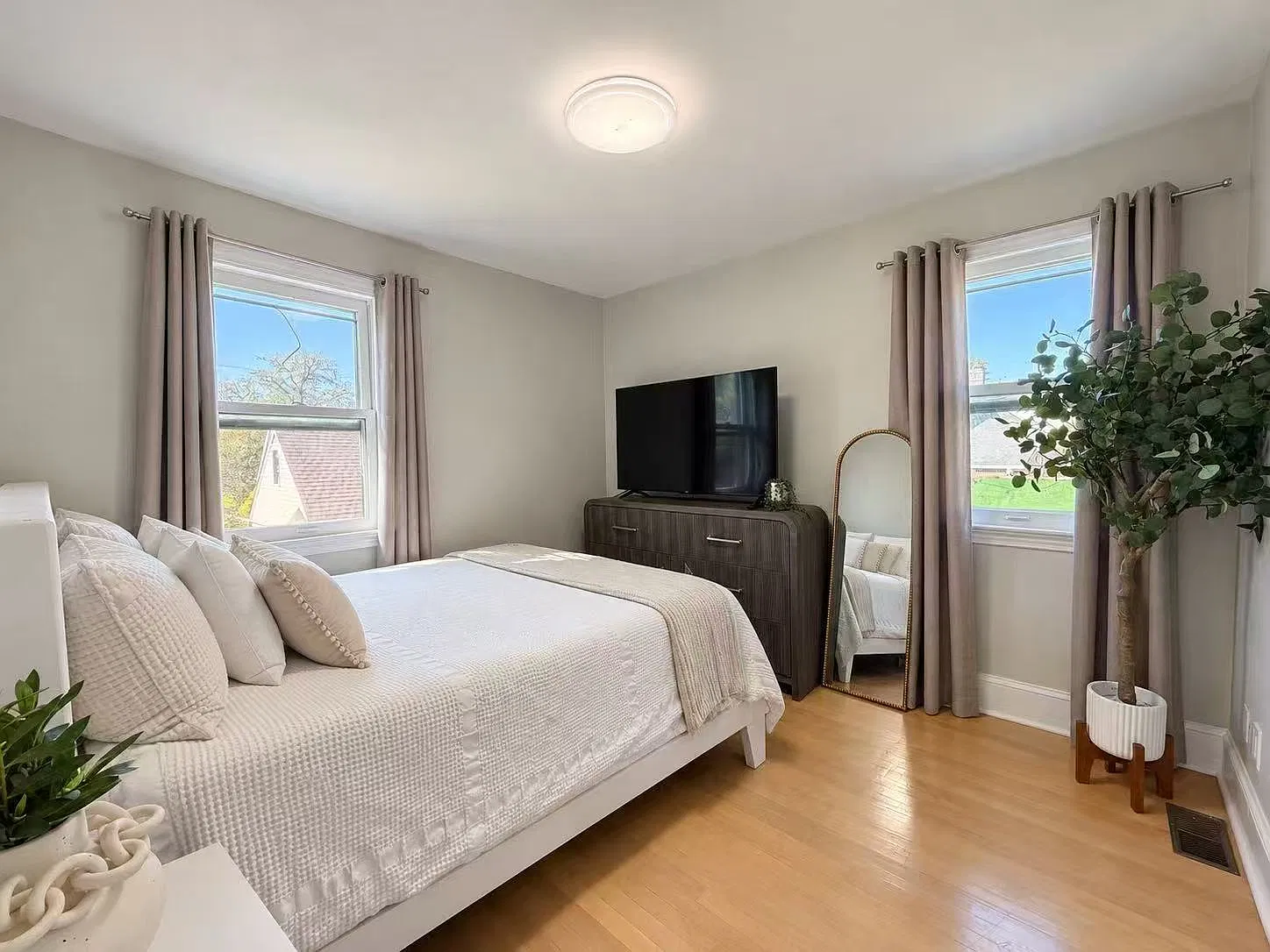 5 bed, 1.5 bath, 1500 sqft, $3,300 — Photo 3