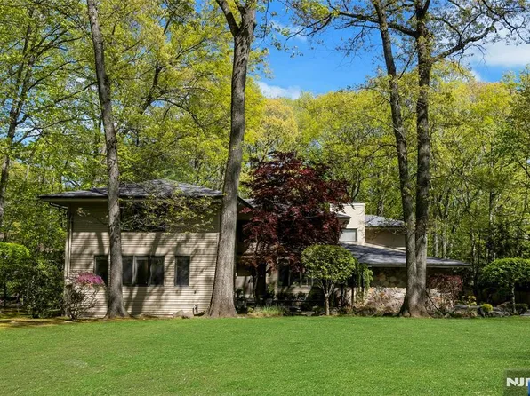 78 Apple Ridge Rd, Woodcliff Lake, NJ 07677