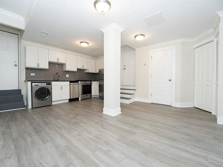 646-48 W Roscoe St #648.5 — Photo 2