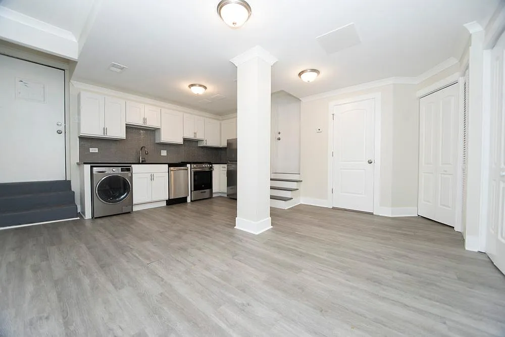 Building Photo - 646-48 W Roscoe St #648.5