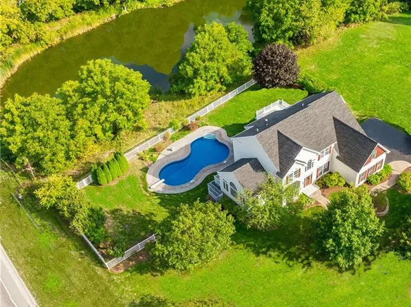 2 Hamilton Rd, Fairport, NY 14450