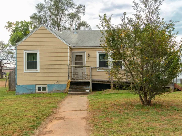 5 Oak Street Ct, Medicine Lodge, KS 67104