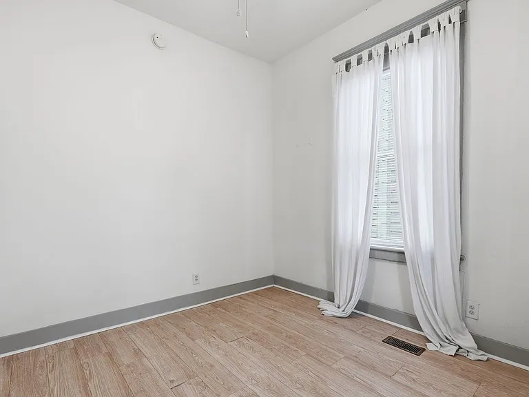 538 E Waldburg St — Photo 27