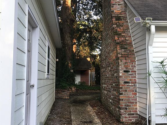 breezeway between house and garage