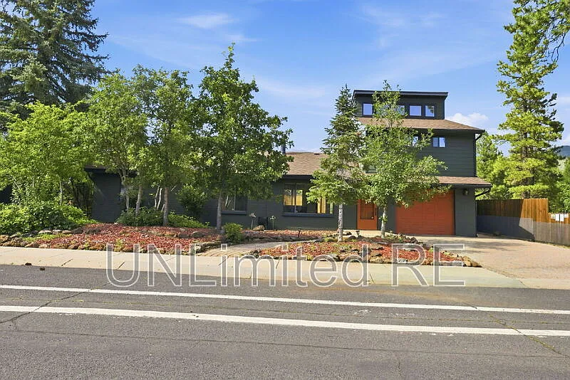 3 bed, 2.0 bath, 2072 sqft, $2,800 — Photo 2