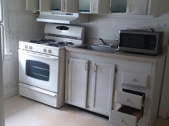 2nd image of 130 Towle Ave