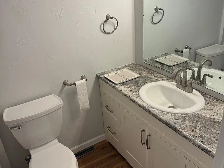 102 Lynn Dr — Photo 5
