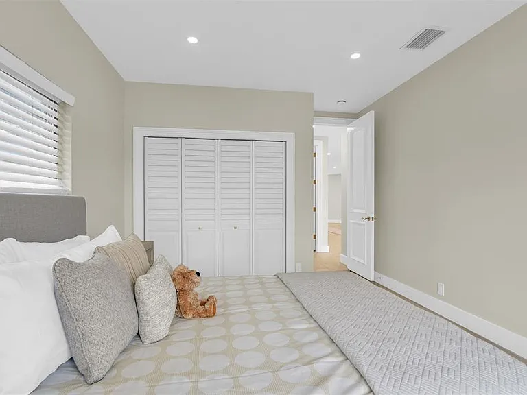 319 S Riverside Dr — Photo 44