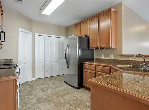 4th image of 204 Fountains Park Blvd
