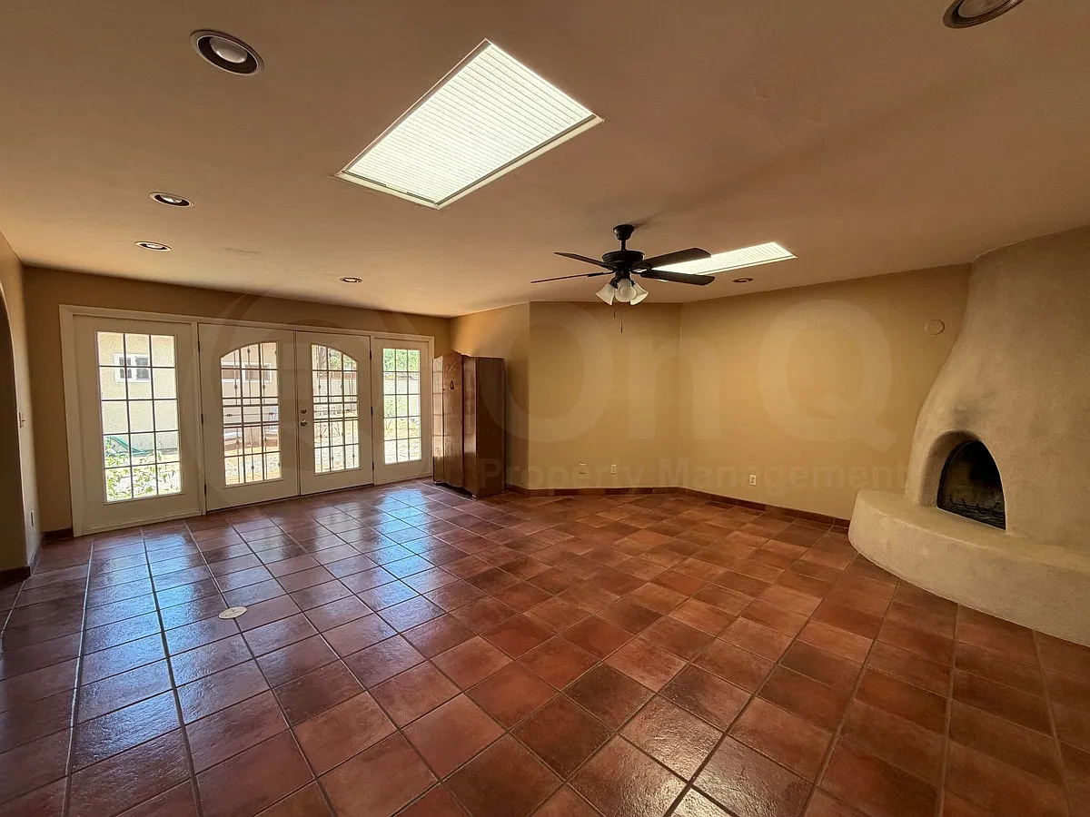 4 bed, 2.5 bath, 2306 sqft, $2,099 — Photo 4