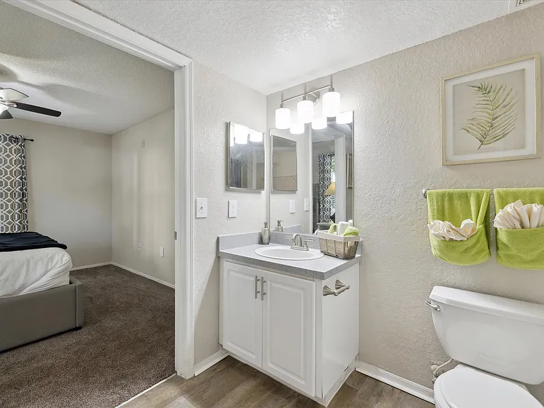 2 Bedroom (Renovated) - 2 Bed / 2 Bath - 962 Sq.Ft.