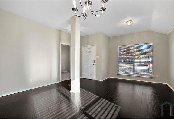 4th image of 2801 Goldfinch Dr