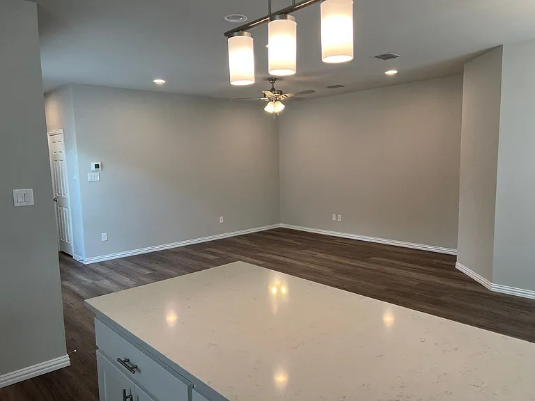 212 Wayside Ct — Photo 2