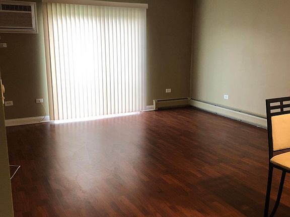 5th image of 560 Lawrence Ave
