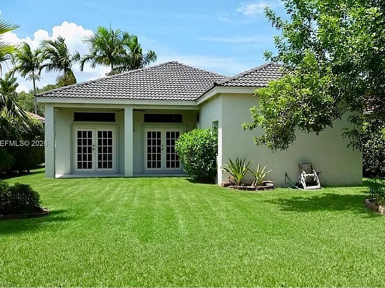 953 Tanglewood Cir — Photo 3