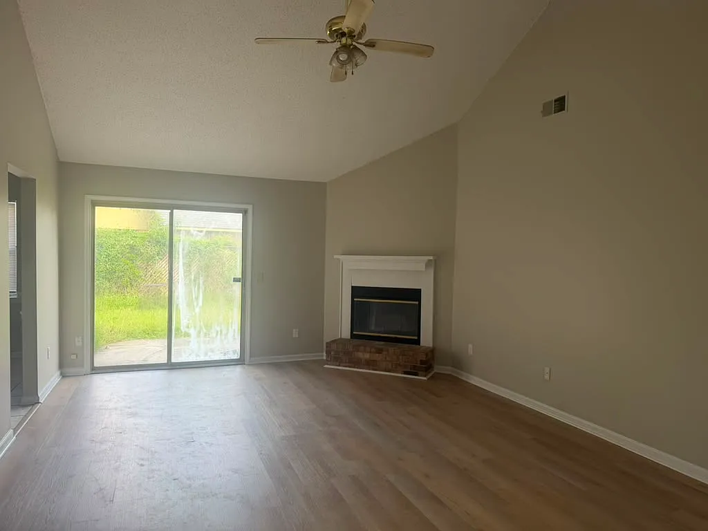 5 bed, 1967 sqft, $2,100 — Photo 2