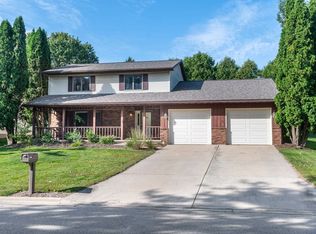 5882 Roanoke Dr, Fitchburg, WI 53719