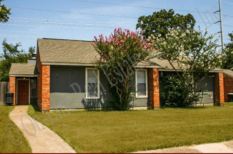 611 W Ridge Dr