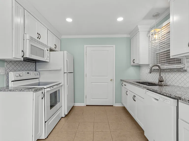 2215 Rowland Ave — Photo 3