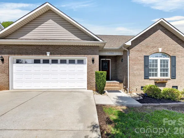 1590 Mayfair Dr, Conover, NC 28613