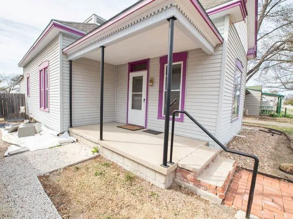 103 N Cedar St, Hillsboro, KS 67063