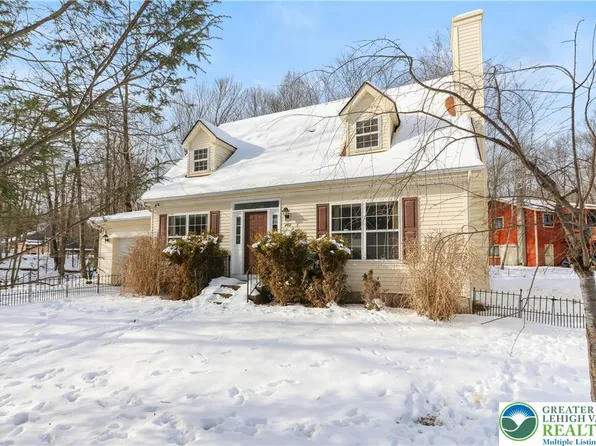 462 Country Place Dr, Tobyhanna, PA 18466