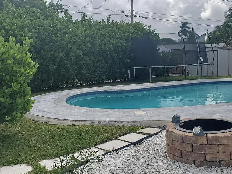 Pool access djacent to studio