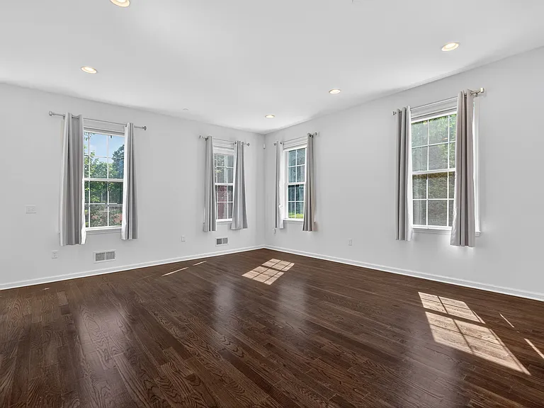 60 Roosevelt Dr — Photo 28