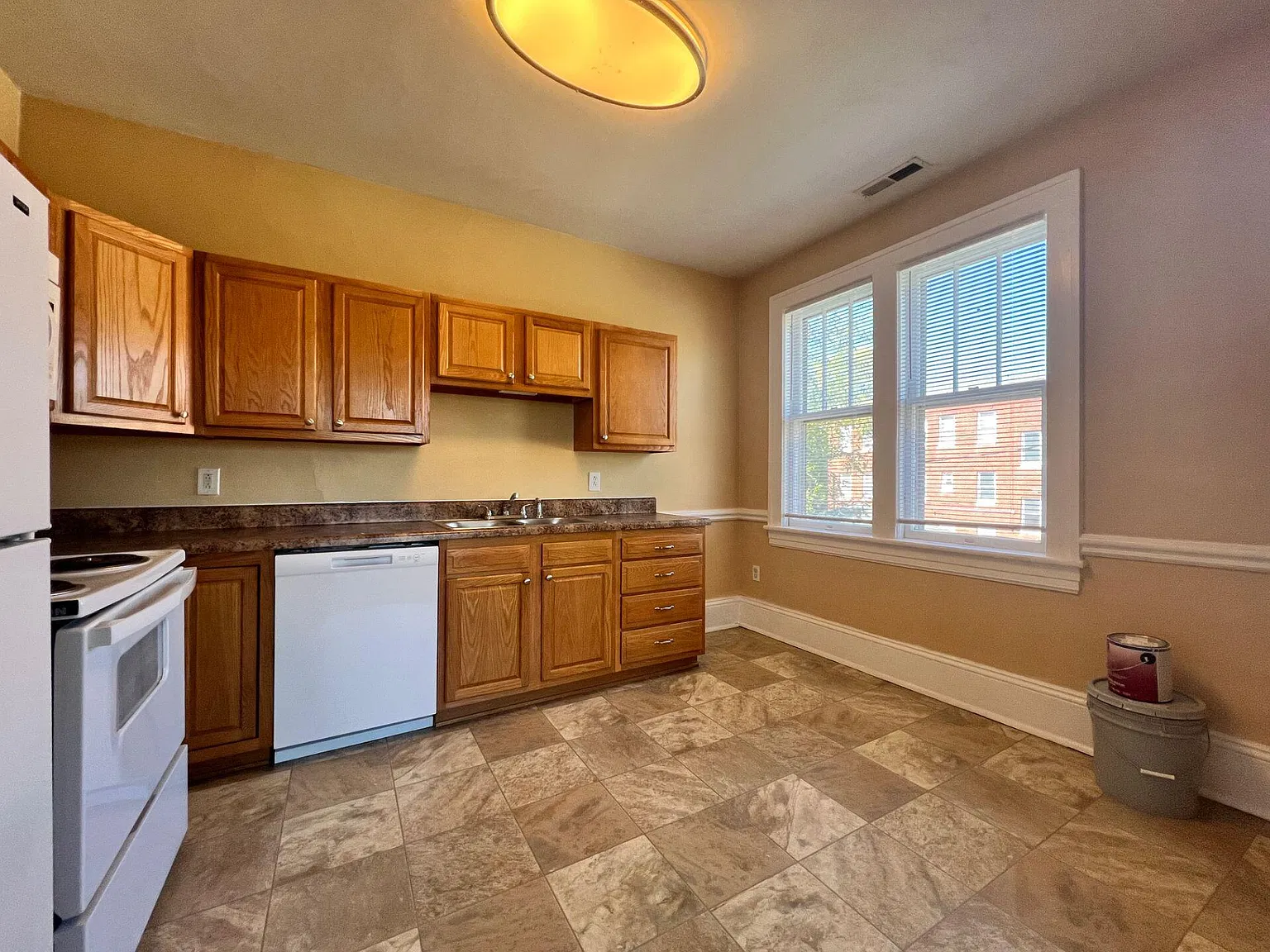 3 bed, 1.0 bath, 900 sqft, $1,160 — Photo 3