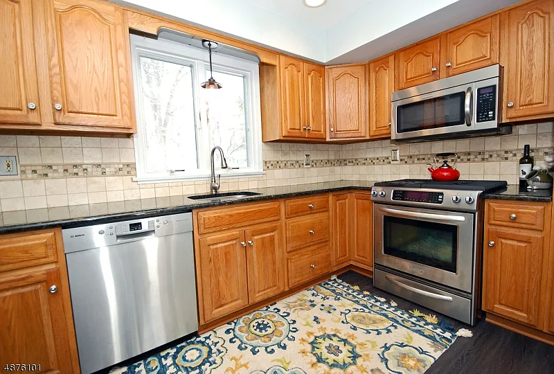 4 bed, 2.5 bath, 2463 sqft, $5,700 — Photo 3