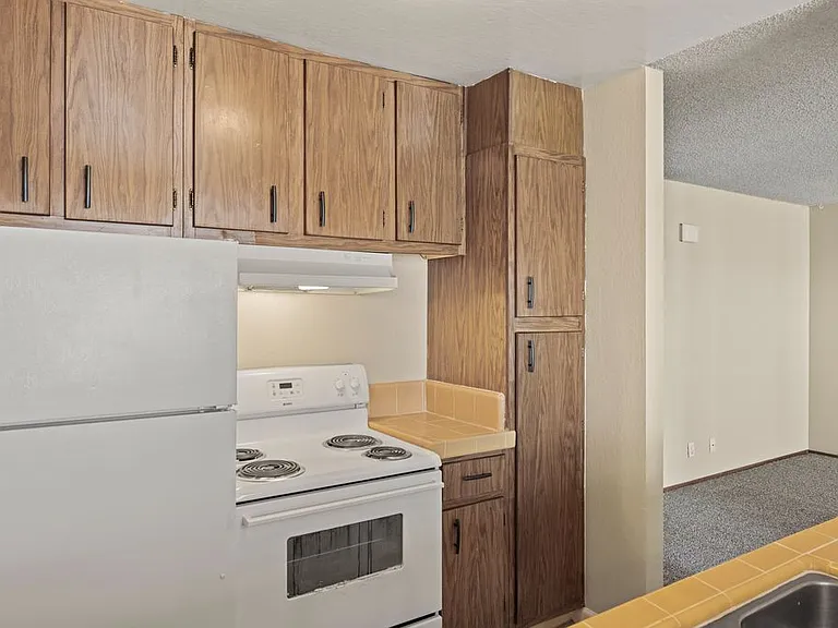 Park Plaza Apartments — Photo 43