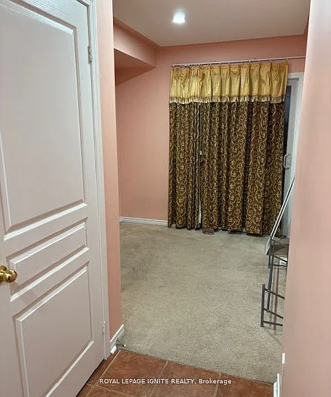 11 Curran Hall Cres — Photo 7