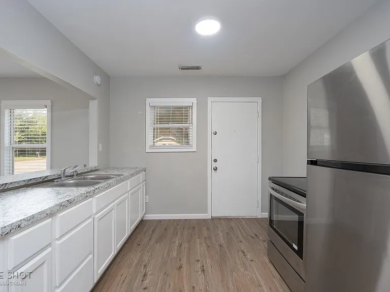 2744 Russell Ave — Photo 14
