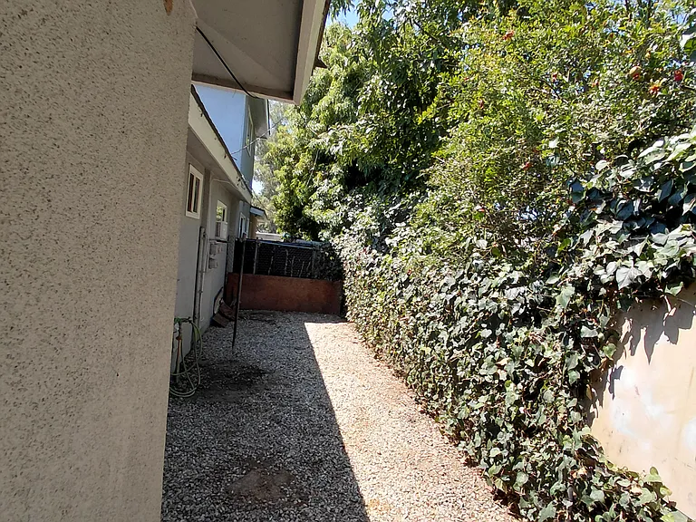 4824 1/4 E Live Oak St — Photo 16