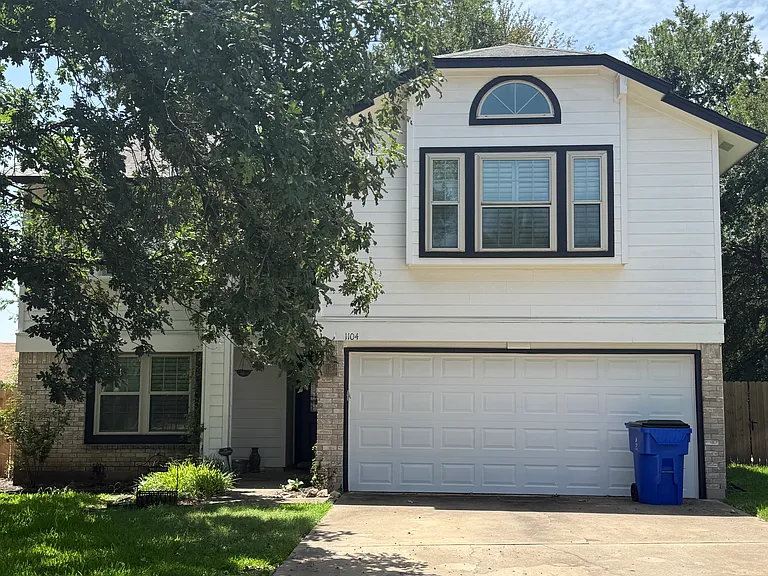 1104 Brookside Cv — Photo 1