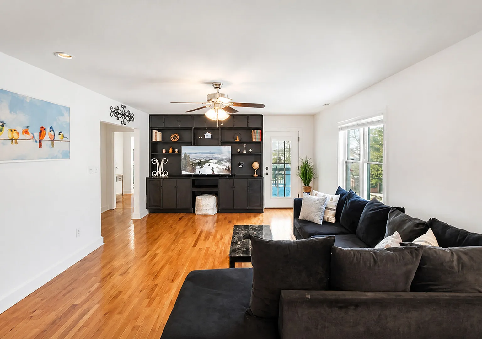 Stay AwhileYour Bright, Spacious and Cozy Retreat — Photo 2