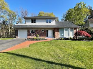 64 Sherrard St, Roslyn Heights, NY 11577