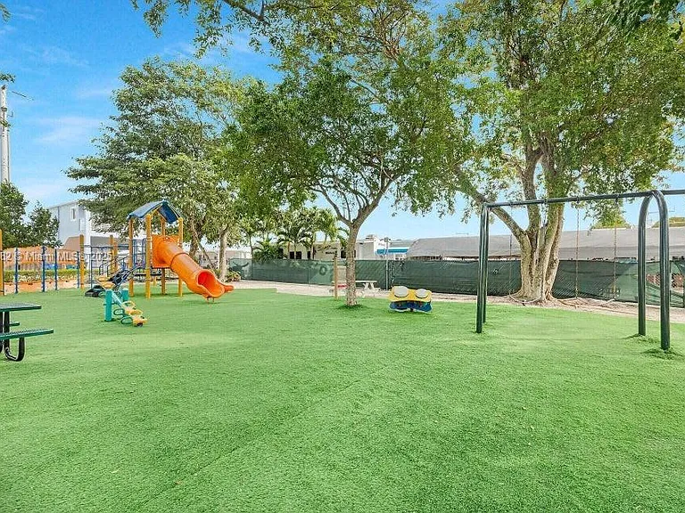 325 Calusa St — Photo 38