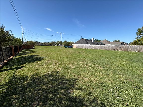 3rd image of 702 Shady River Rd