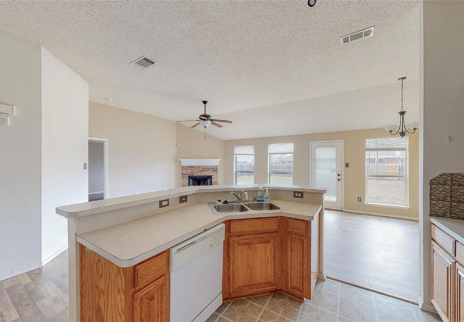 3 bed, 2.0 bath, 1638 sqft, $2,300 — Photo 3
