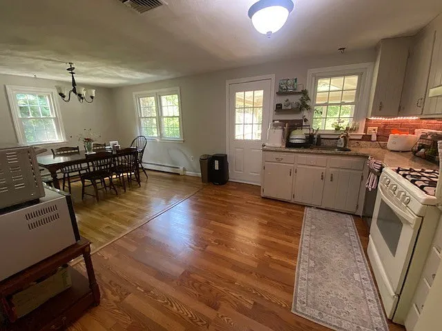 3 bed, 2.0 bath, 2422 sqft, $3,600 — Photo 4
